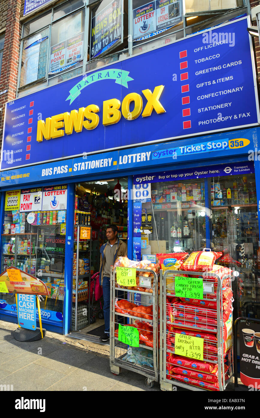 News Box giornalaio, South Road, Southall, London Borough of Ealing, Greater London, England, Regno Unito Foto Stock