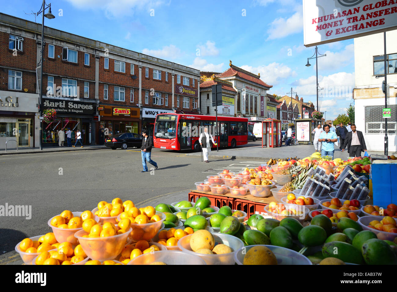 Scena di strada, South Road, Southall, London Borough of Ealing, Greater London, England, Regno Unito Foto Stock