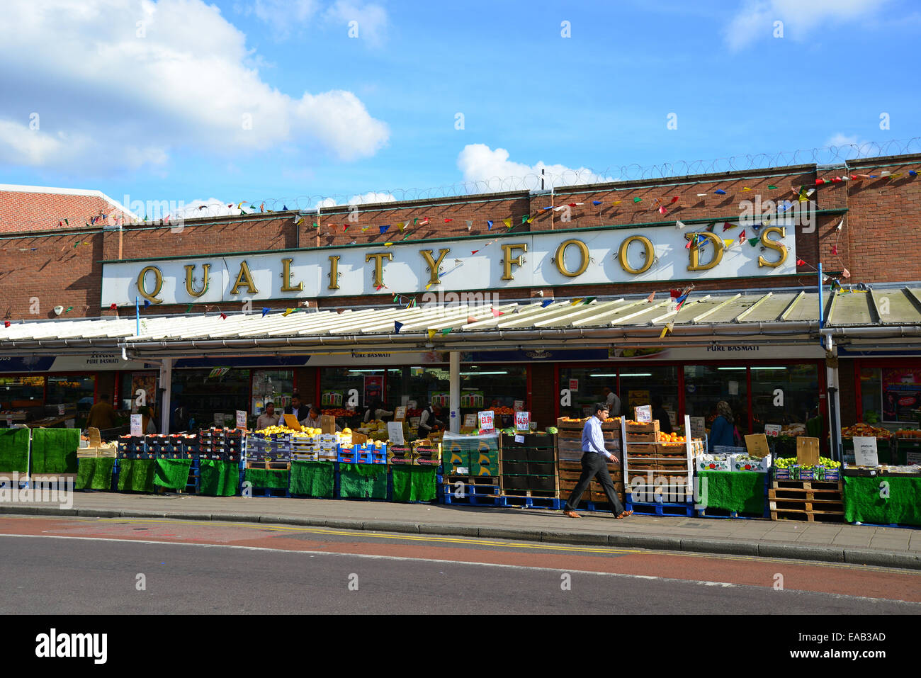 Il cibo di qualità di bancarelle, South Street, Southall, London Borough of Ealing, Greater London, England, Regno Unito Foto Stock
