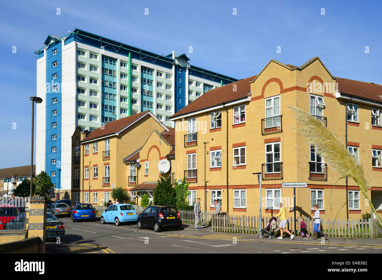 Alto edificio di tenuta alloggiamento, Biancospino Road, Feltham, London Borough di Hounslow, Greater London, England, Regno Unito Foto Stock