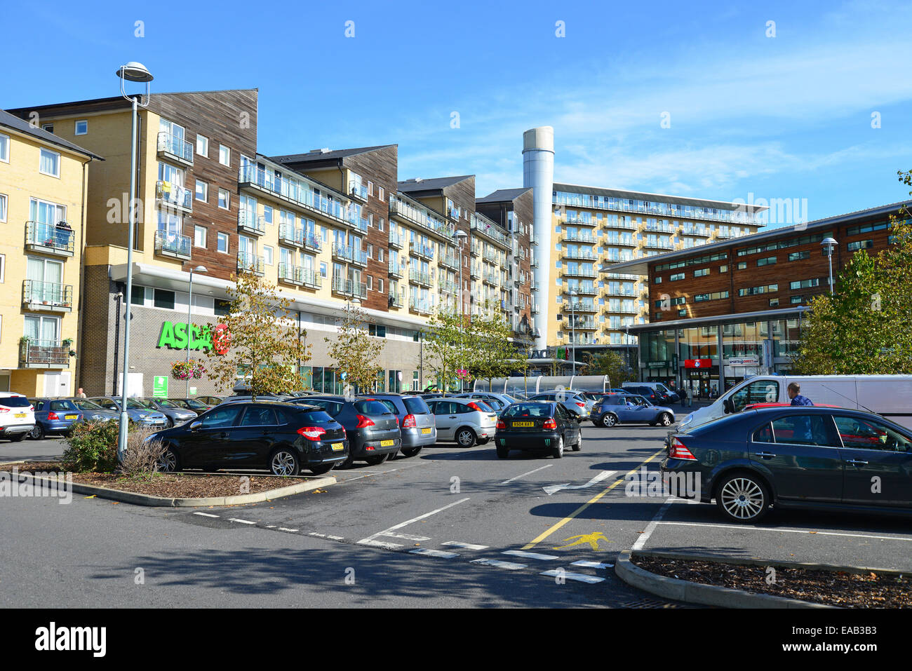 Supermercato ASDA dal centro parcheggio, Feltham, London Borough di Hounslow, Greater London, England, Regno Unito Foto Stock