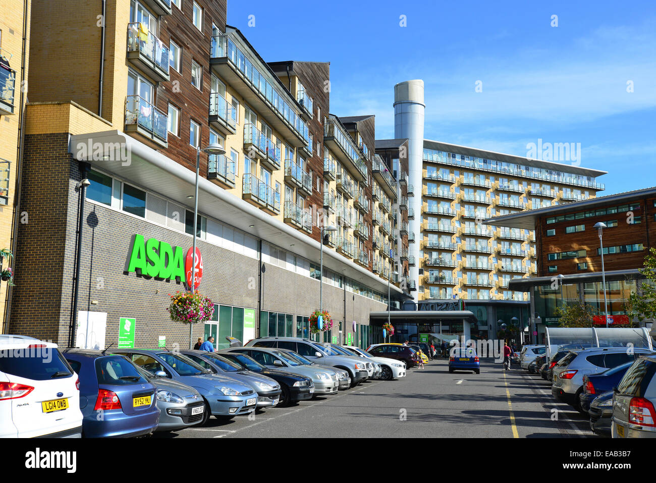 Supermercato ASDA dal centro parcheggio, Feltham, London Borough di Hounslow, Greater London, England, Regno Unito Foto Stock