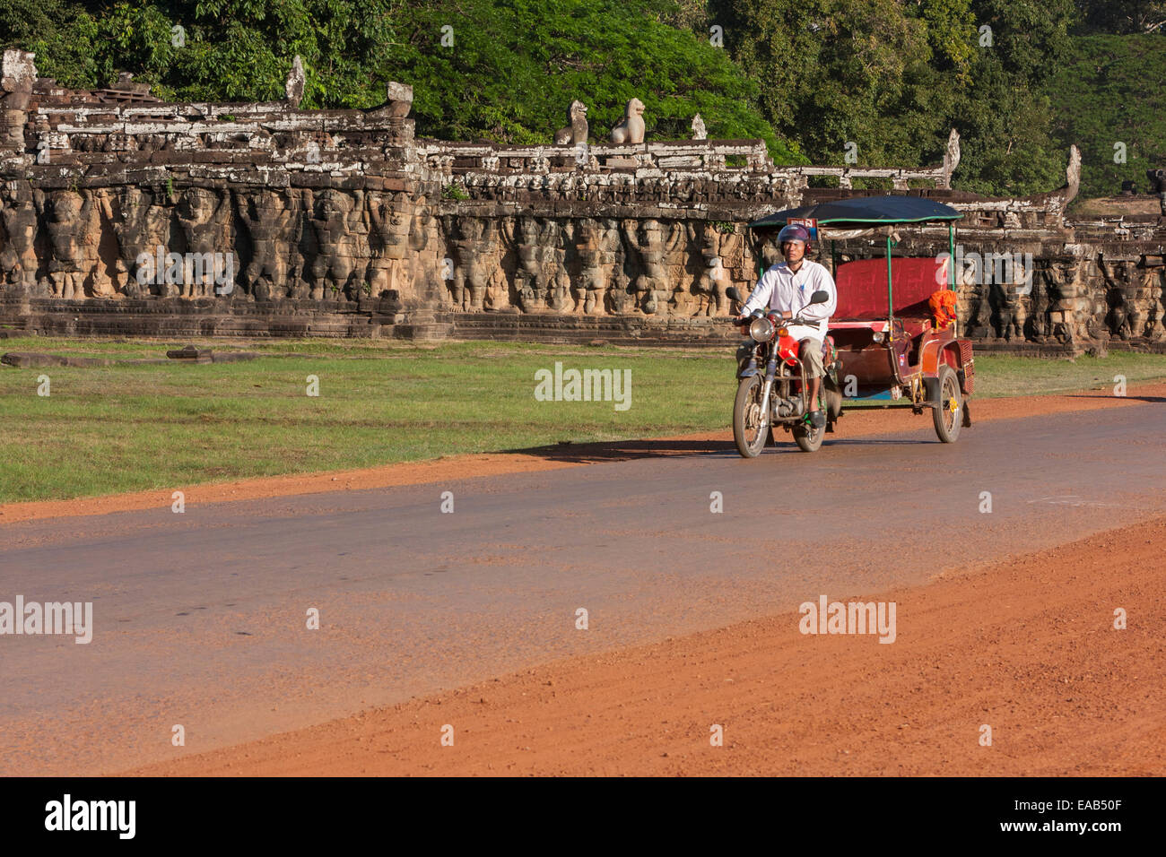 Cambogia Angkor Thom. Motociclo Taxi passando l'Elefante terrazza. Foto Stock