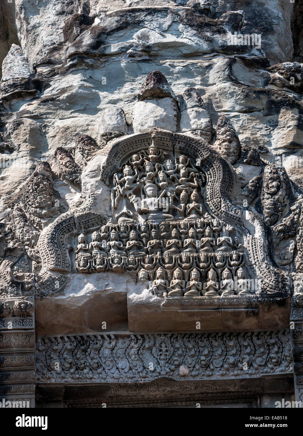 Cambogia Angkor Wat. Scultura in pietra sopra la porta di ingresso per le scale che portano al terzo livello del tempio. Foto Stock