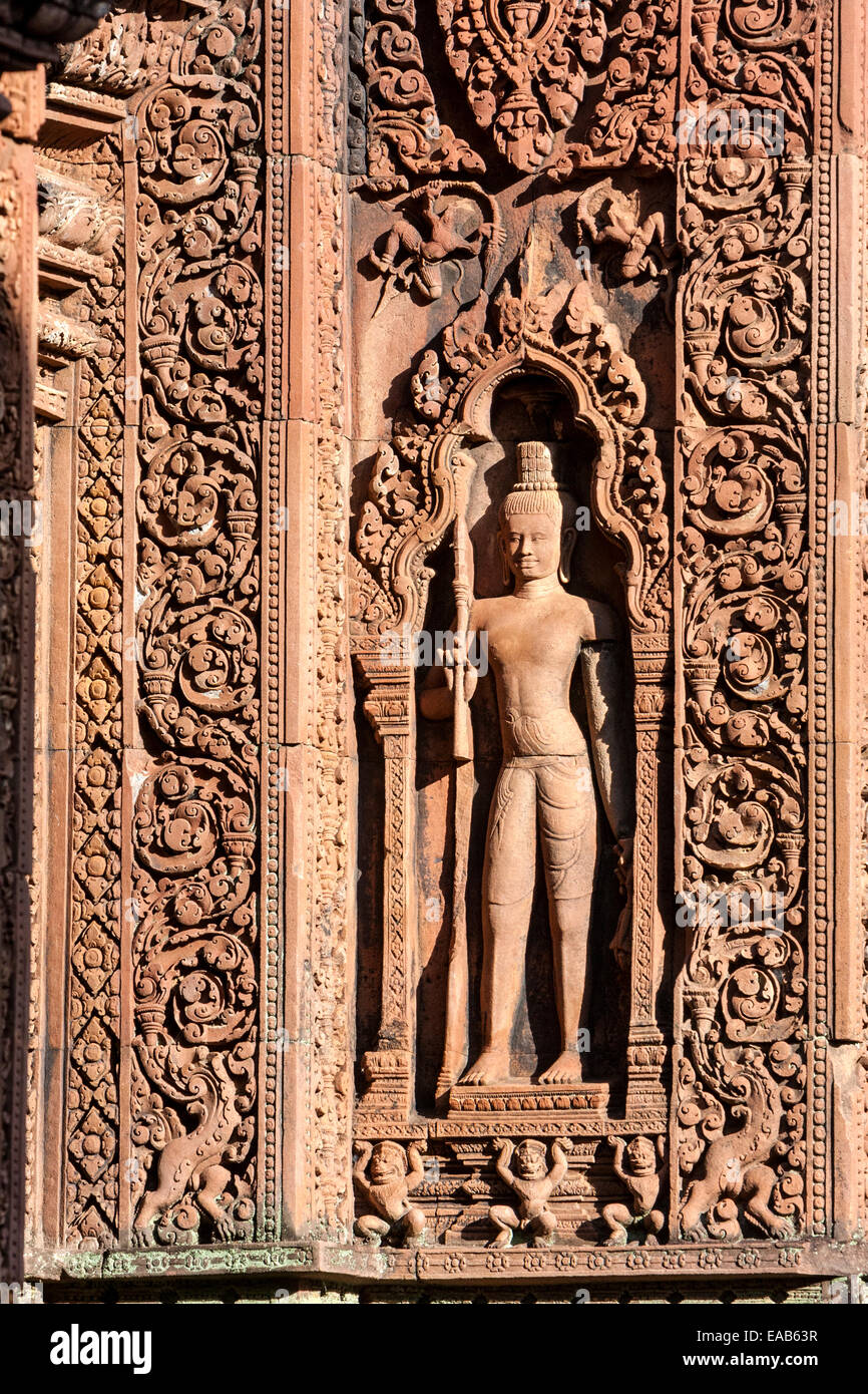 Cambogia, Banteay Srei Tempio. Un Devata, una divinità Indù. Foto Stock