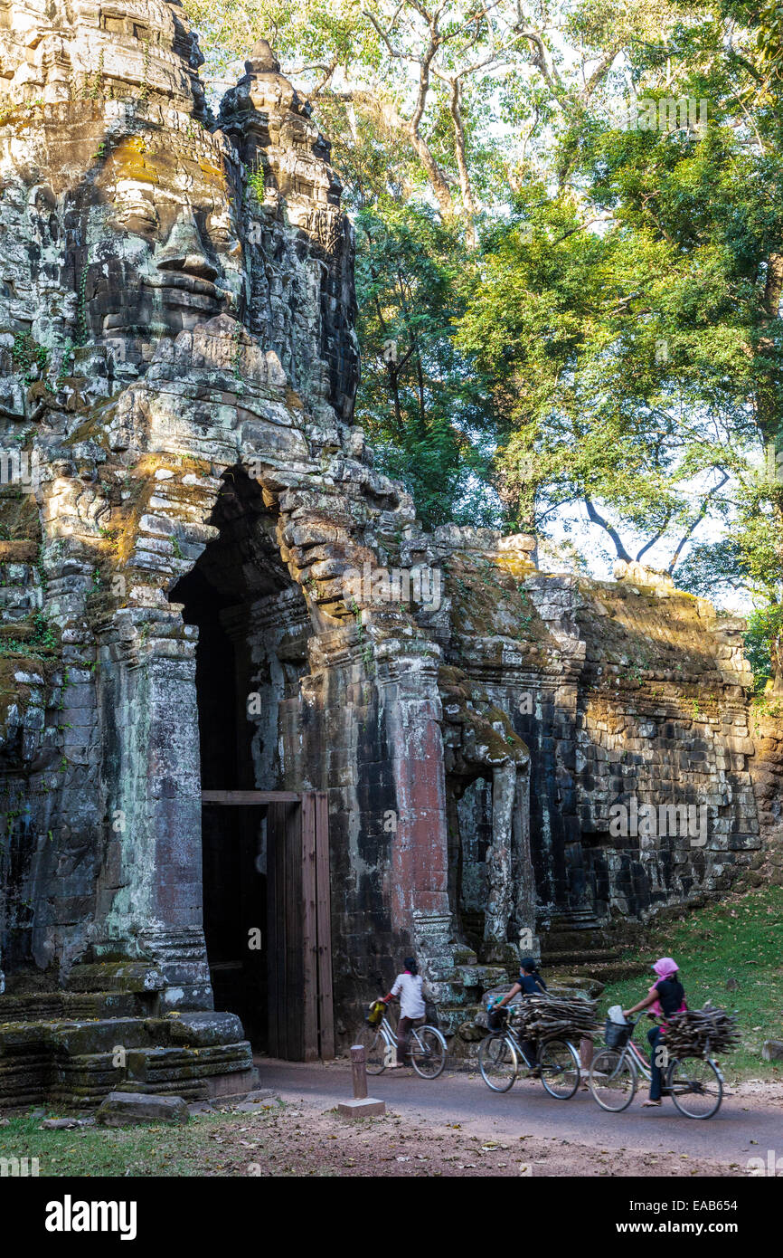 Cambogia. Porta nord, Angkor Thom. Le donne che trasportano la legna a casa alla fine della giornata. Foto Stock