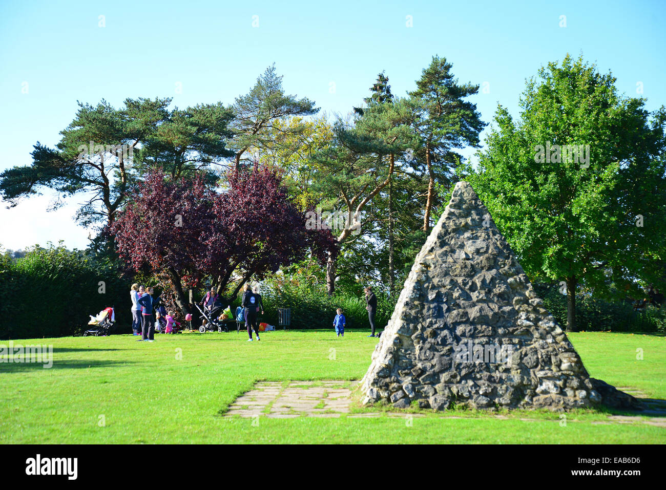 La piramide di pietra gateway in Giardini di Castello, Reigate Castello, Reigate, Surrey, England, Regno Unito Foto Stock