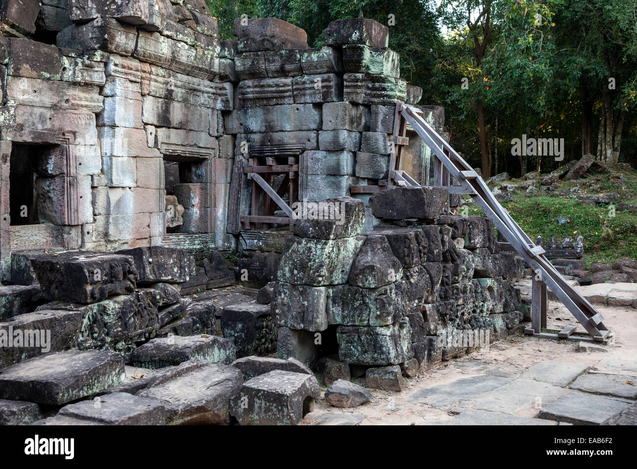 Cambogia. Preah Khan. La conservazione storica. Misure temporanee adottate per evitare un ulteriore crollo delle rovine. Foto Stock