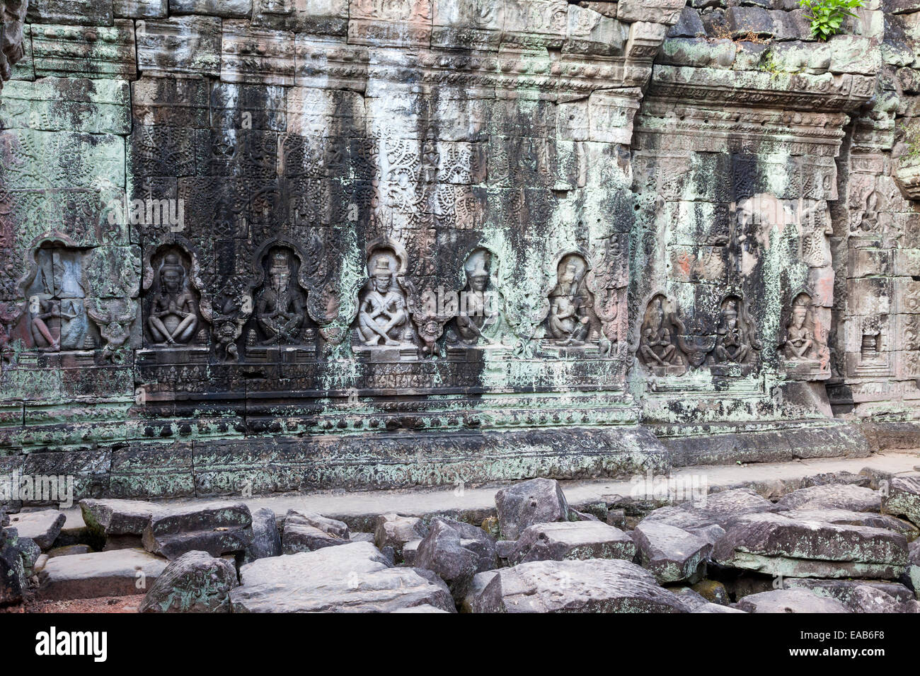 Cambogia. Preah Khan rovine. Gli eremiti in preghiera lungo il lato di una cappella interna. 12th. Secolo. Foto Stock