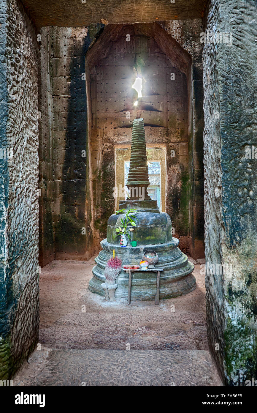 Cambogia. Preah Khan rovine. Stupa nel Santuario centrale. Le offerte indicano che questo è ancora un luogo di pellegrinaggio e di culto. Foto Stock