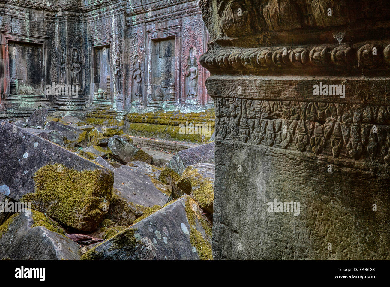 Cambogia. Ta Prohm rovine di templi, 12th-13th. Secolo. Devatas (divinità) Linea la parete di un cortile interno in rovine. Foto Stock