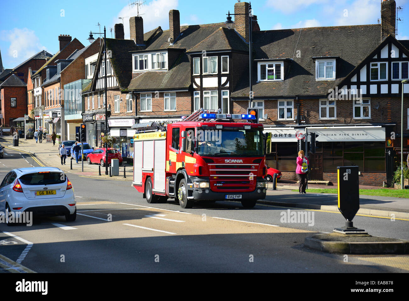 Motore Fire su chiamata, High Street, Dorking Surrey, Inghilterra, Regno Unito Foto Stock
