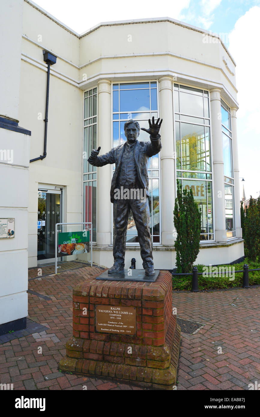 Il compositore Ralph Vaughan Williams statua fuori Dorking Halls Theatre, High Street, Dorking Surrey, Inghilterra, Regno Unito Foto Stock