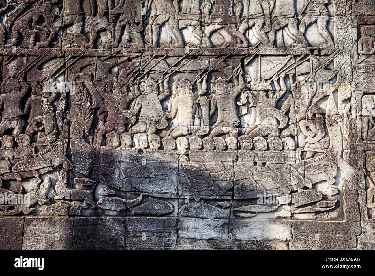Cambogia, tempio Bayon. Il bassorilievo incisioni. Cham guerrieri impegnati in un 12esimo secolo battaglia navale, attaccando i Khmer. Foto Stock