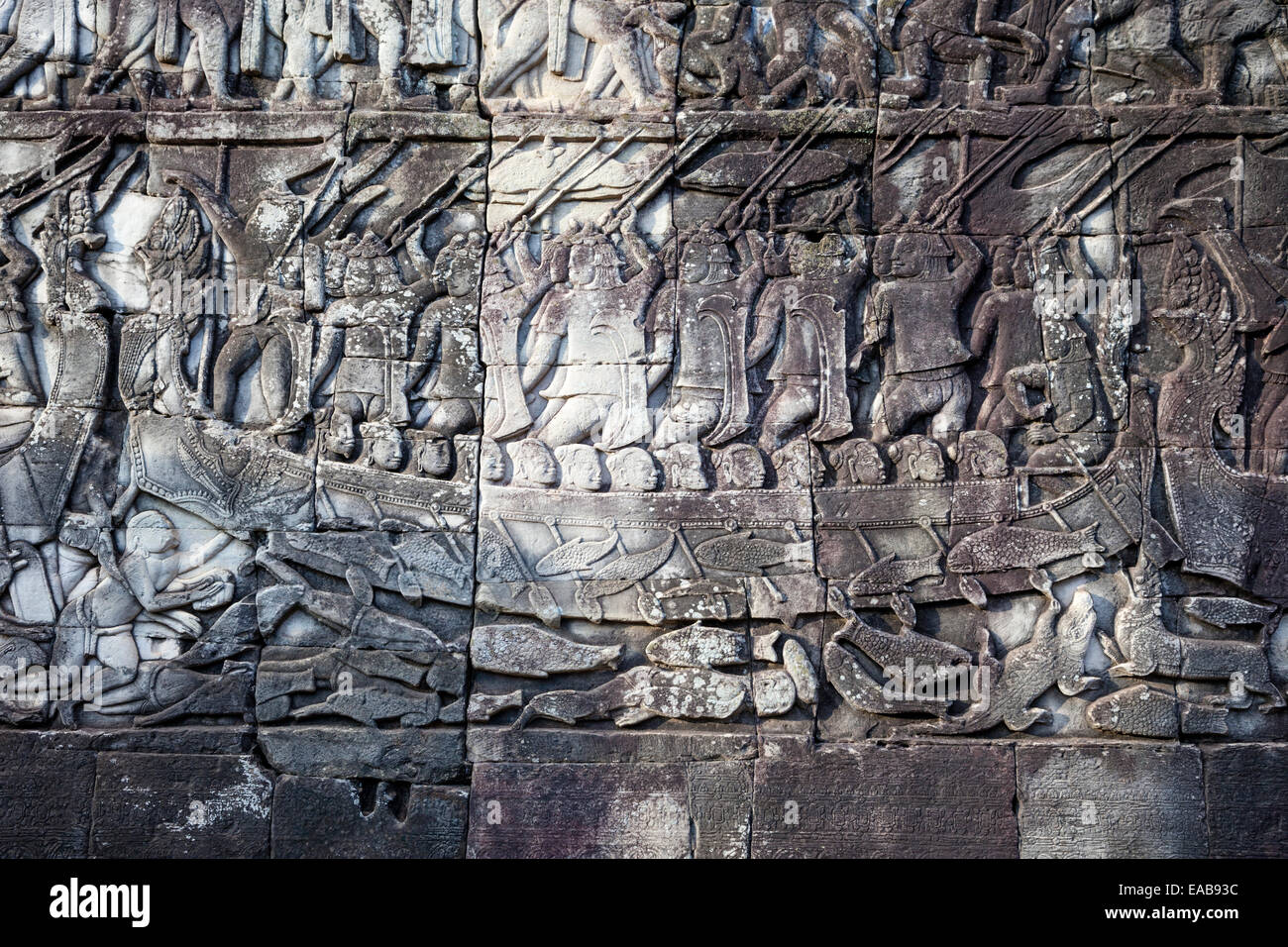 Cambogia, tempio Bayon. Il bassorilievo incisioni. Cham guerrieri impegnati in un 12esimo secolo battaglia navale, attaccando i Khmer. Foto Stock