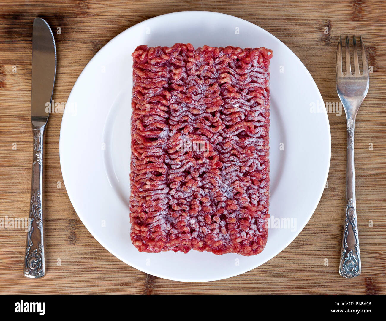 Impostazione tabella con surgelato macinato di manzo magro Foto Stock