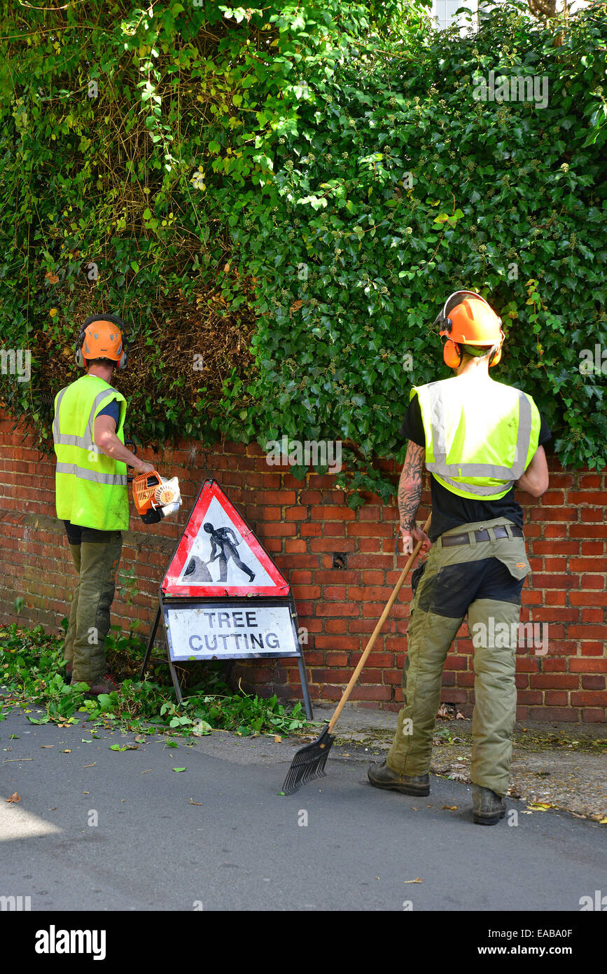 Lavoratori di taglio ad albero, High Street, Sonning-On-Thames, Berkshire, Inghilterra, Regno Unito Foto Stock