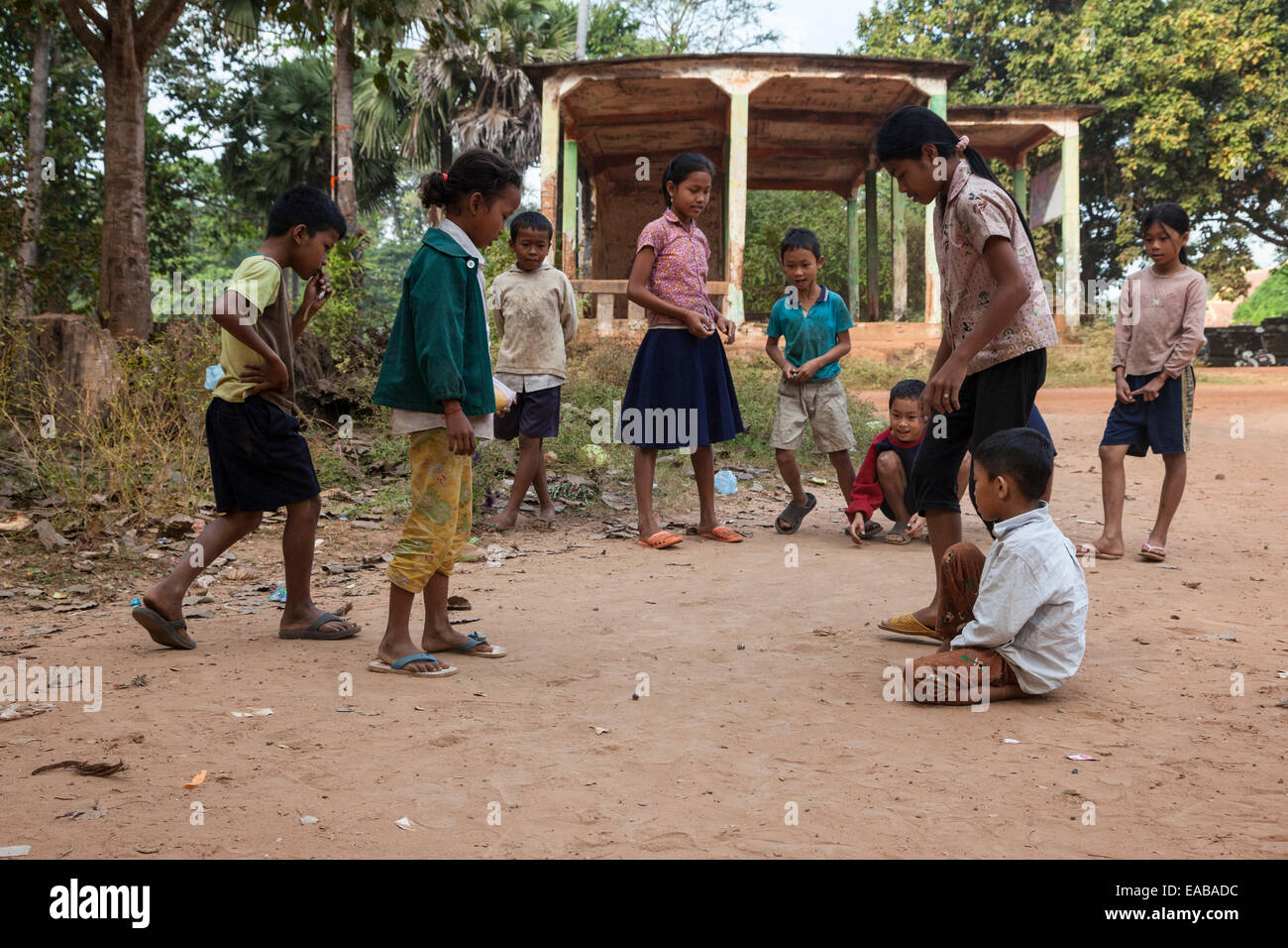 Cambogia, Bakong. I bambini giocando con marmi. Foto Stock