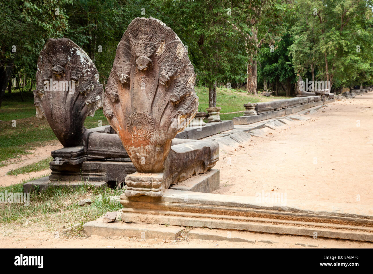 Cambogia, Beng Mealea, 12th. Secolo. Nagas (Hindu-Buddhist divinità serpente), Sud Causeway. Foto Stock