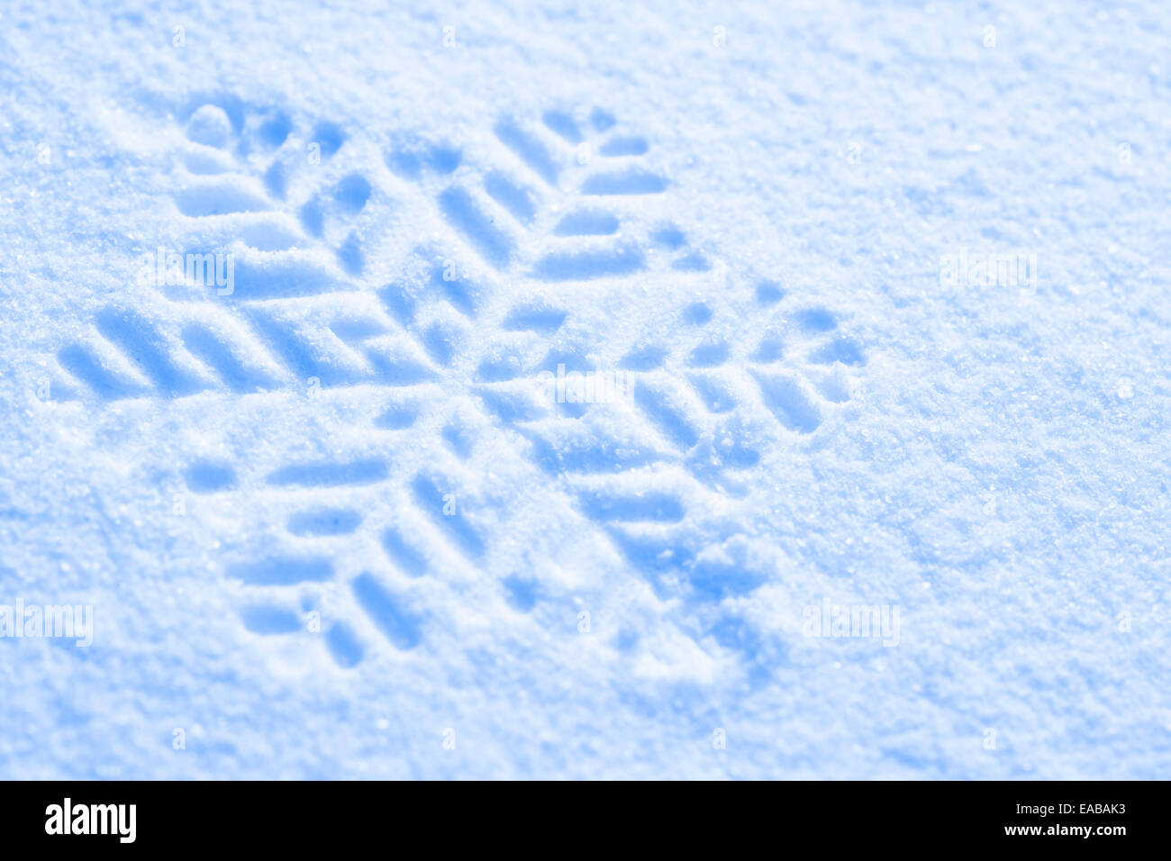 Il simbolo del fiocco di neve ornamento contro uno sfondo di neve Foto Stock