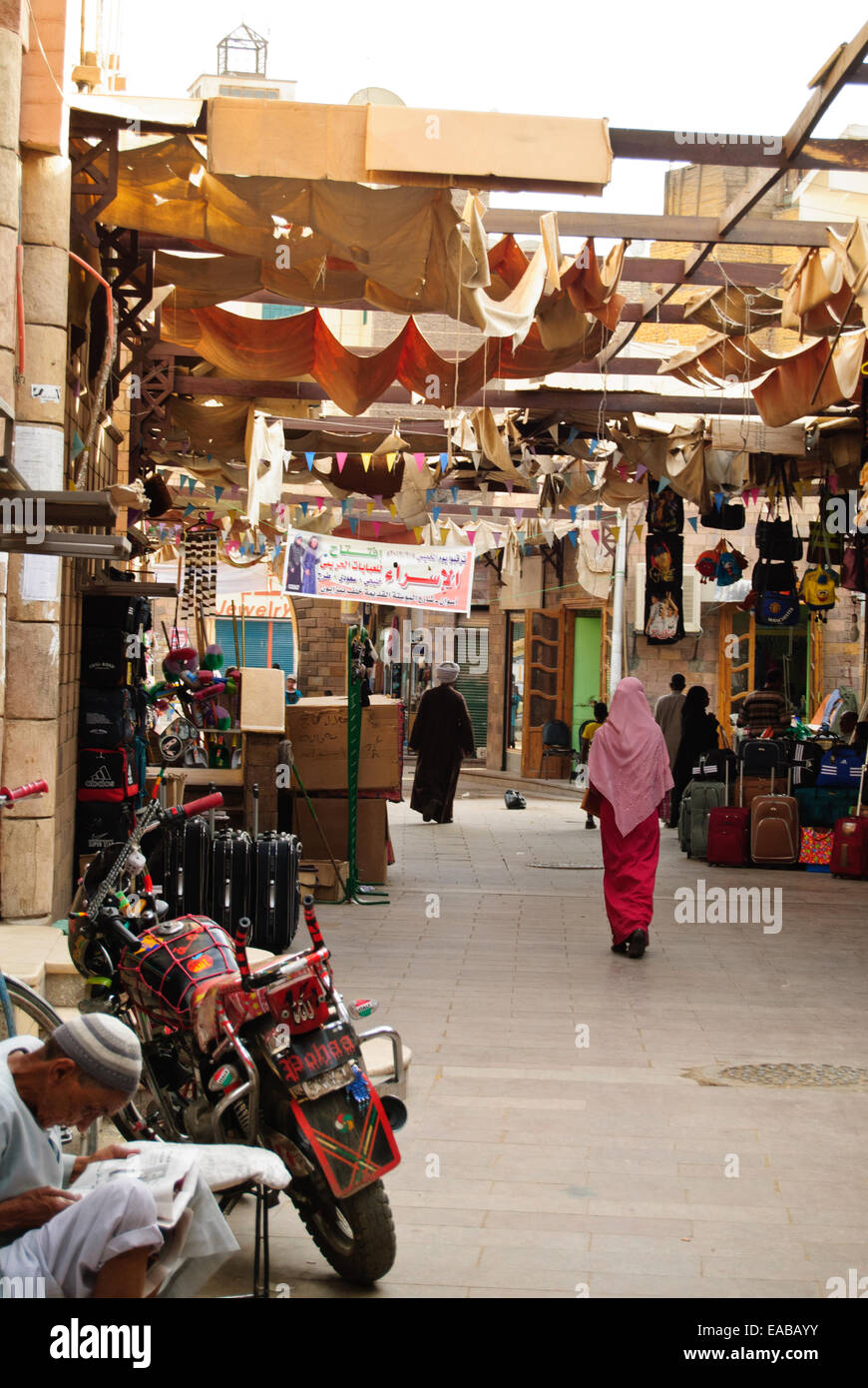 Insolita atmosfera tranquilla del mercato di Aswan Foto Stock