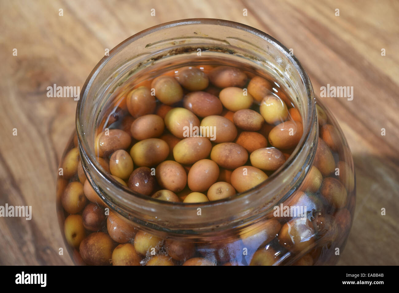 Vaso in casa di olive in salamoia Foto Stock