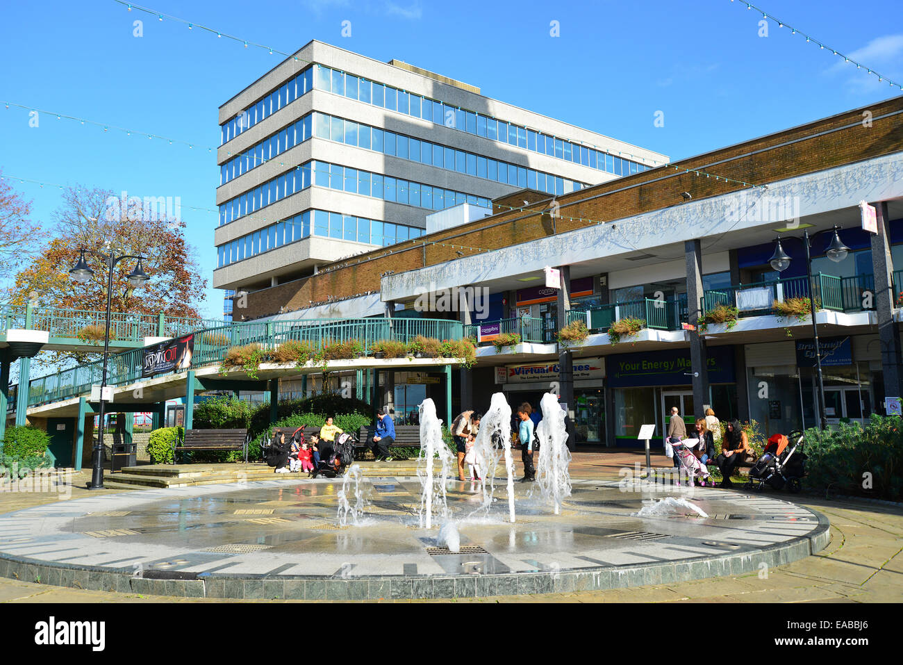 Charles Square mostra la fontana (prima del rinnovo), Bracknell, Berkshire, Inghilterra, Regno Unito Foto Stock