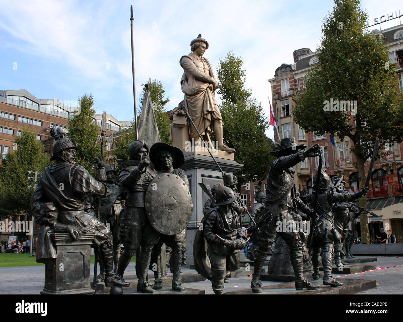 Statua di Rembrandt a Rembrandtplein, interna della città di Amsterdam Paesi Bassi. Di fronte la guardia notturna bronzo rappresentazione 3D Foto Stock