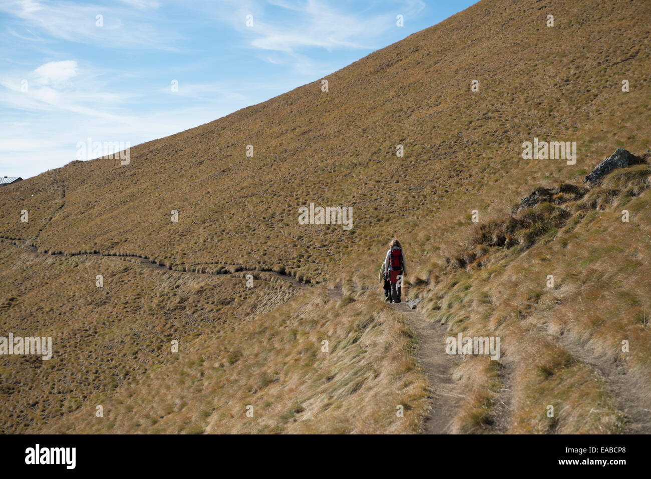 Frau und tipo wandern auf Schotterweg donna e bambini escursioni sulla via alpina Foto Stock