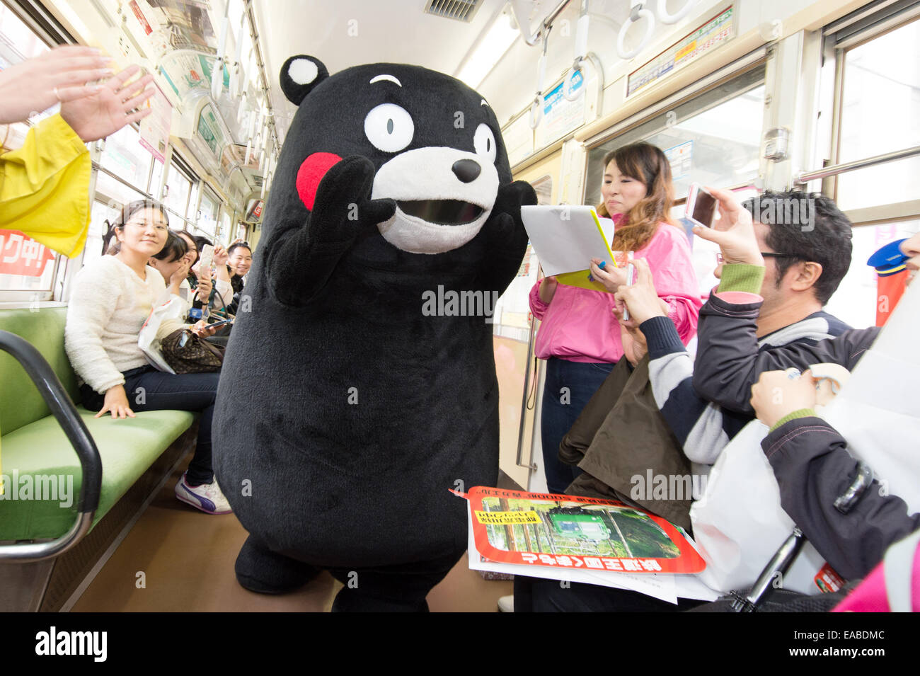 Tokyo, Giappone. 1 Nov, 2014. Kumamon, black bear "Yuru-kyara' mascotte del sud del Giappone della Prefettura di Kumamoto, corse su Arakawa Streetcar linea il 1 novembre 2014. © AFLO/Alamy Live News Foto Stock