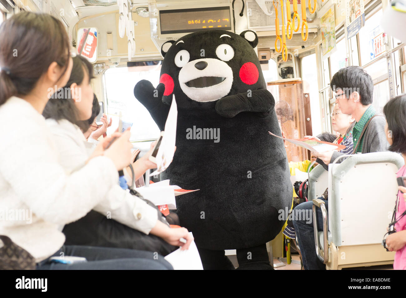 Tokyo, Giappone. 1 Nov, 2014. Kumamon, black bear "Yuru-kyara' mascotte del sud del Giappone della Prefettura di Kumamoto, corse su Arakawa Streetcar linea il 1 novembre 2014. © AFLO/Alamy Live News Foto Stock