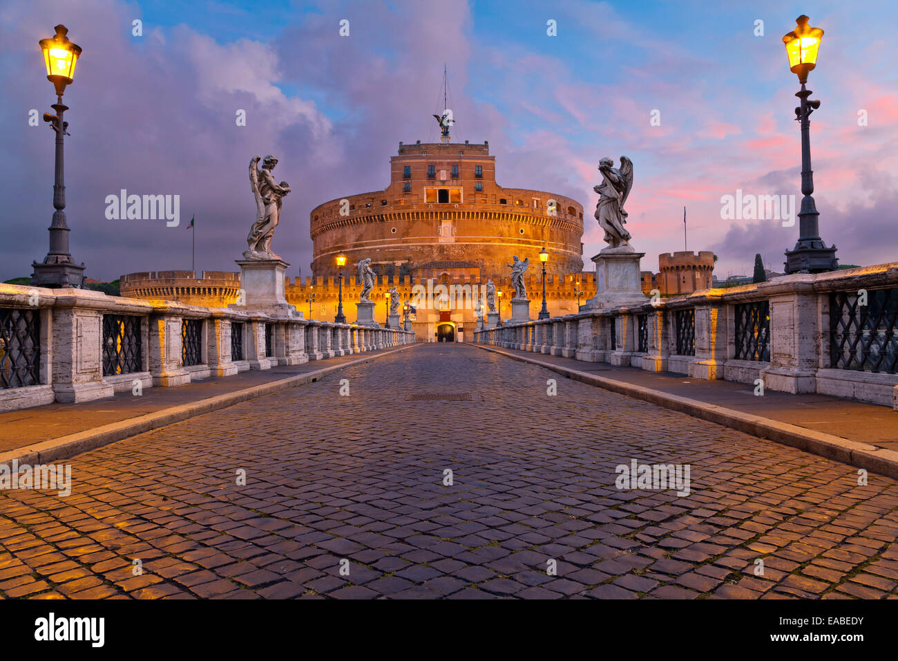 Immagine del castello di Santo Angelo e di Santo Angelo ponte sopra il fiume Tevere a Roma presso sunrise. Foto Stock