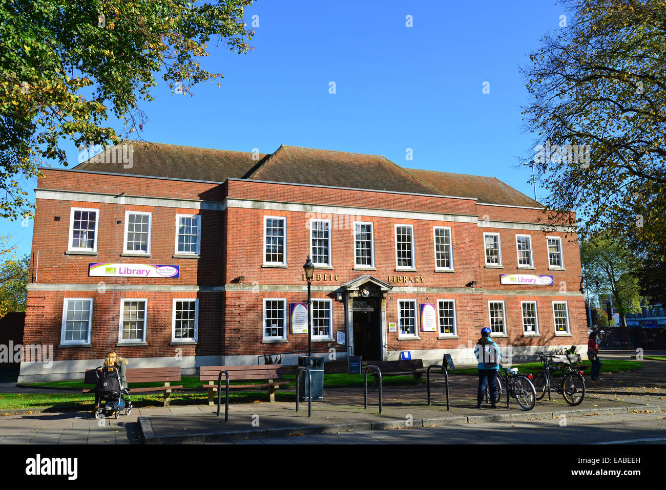 Watford biblioteca pubblica, la sfilata, Watford, Hertfordshire, England, Regno Unito Foto Stock