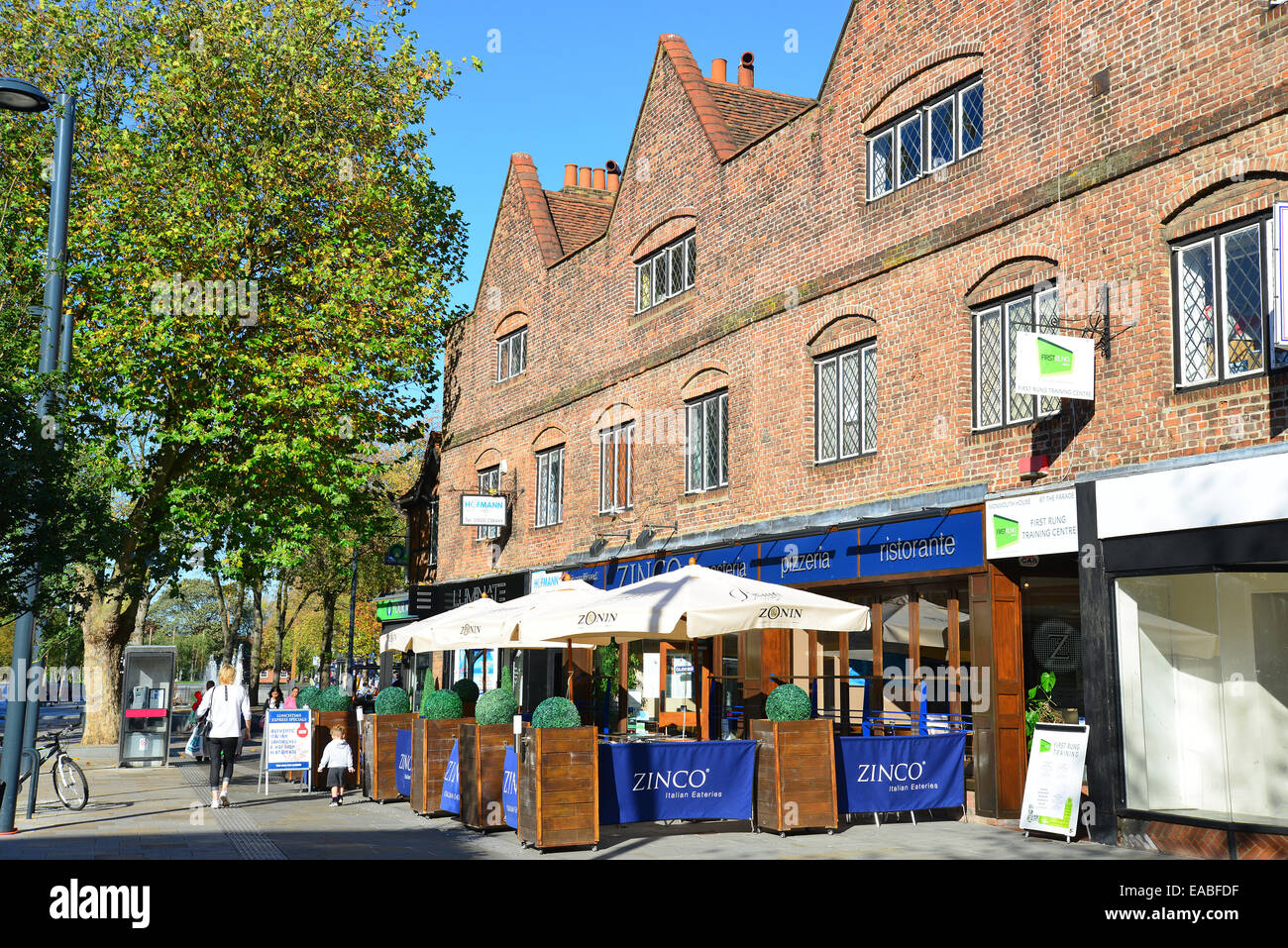 Zinco ristorante italiano, la sfilata, High Street, Watford, Hertfordshire, England, Regno Unito Foto Stock