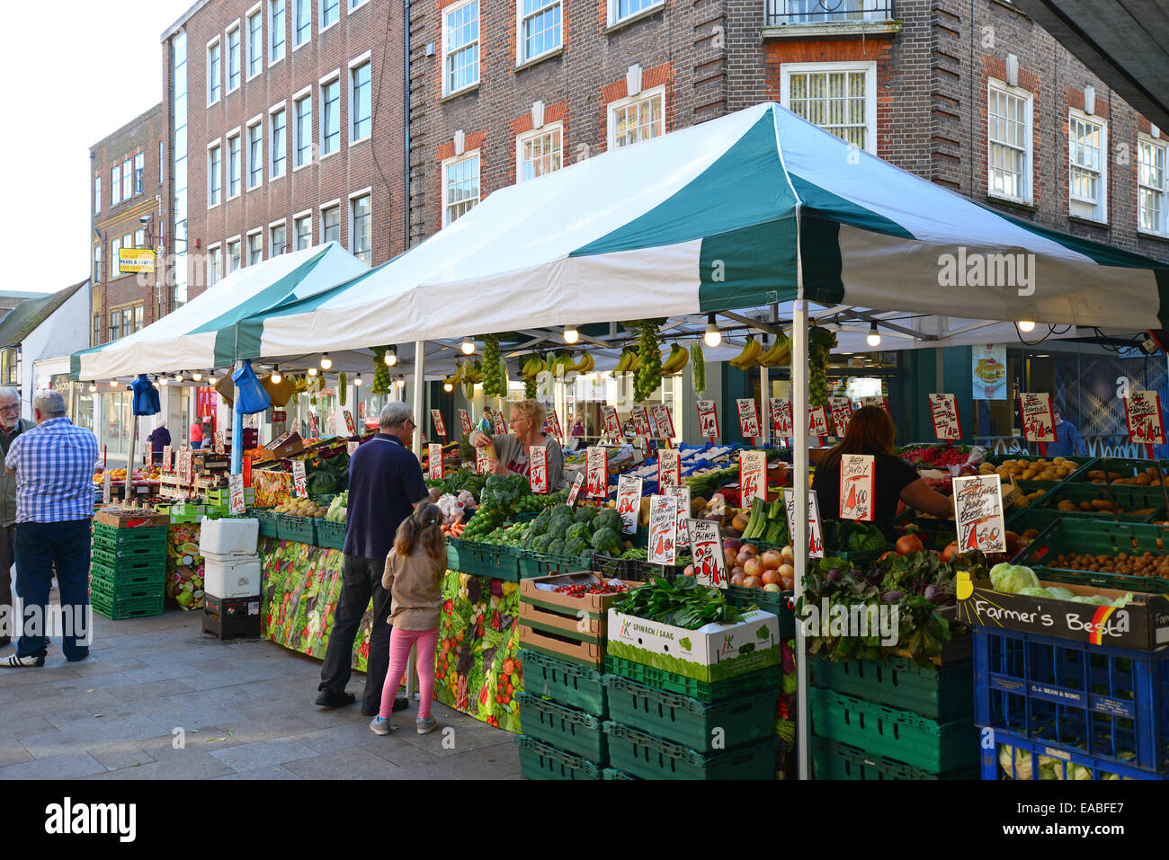 Il contadino del mercato di frutta e verdura, stallo la parata, High Street, Watford, Hertfordshire, England, Regno Unito Foto Stock