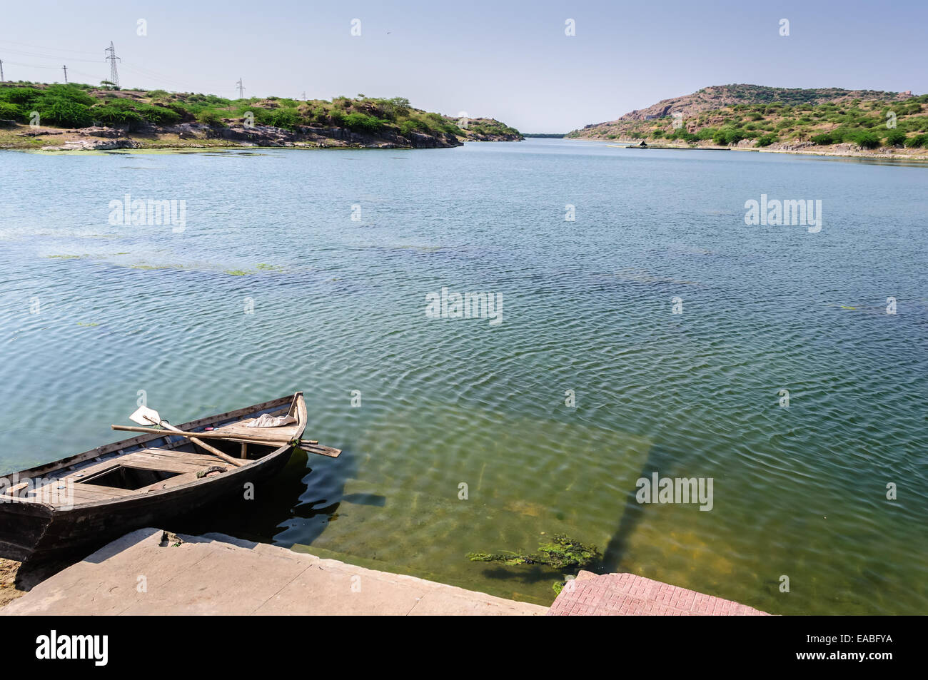 Barca a remi dal lago Kailana aka Kylana Lago, Jodhpur, Rajasthan Foto Stock
