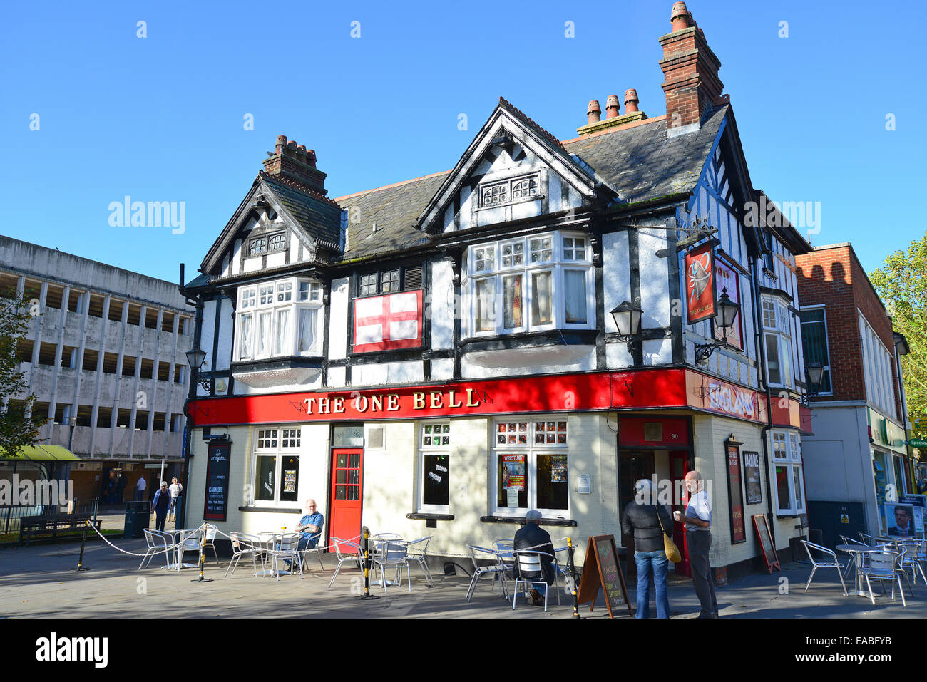La campana di un pub, High Street, Watford, Hertfordshire, England, Regno Unito Foto Stock