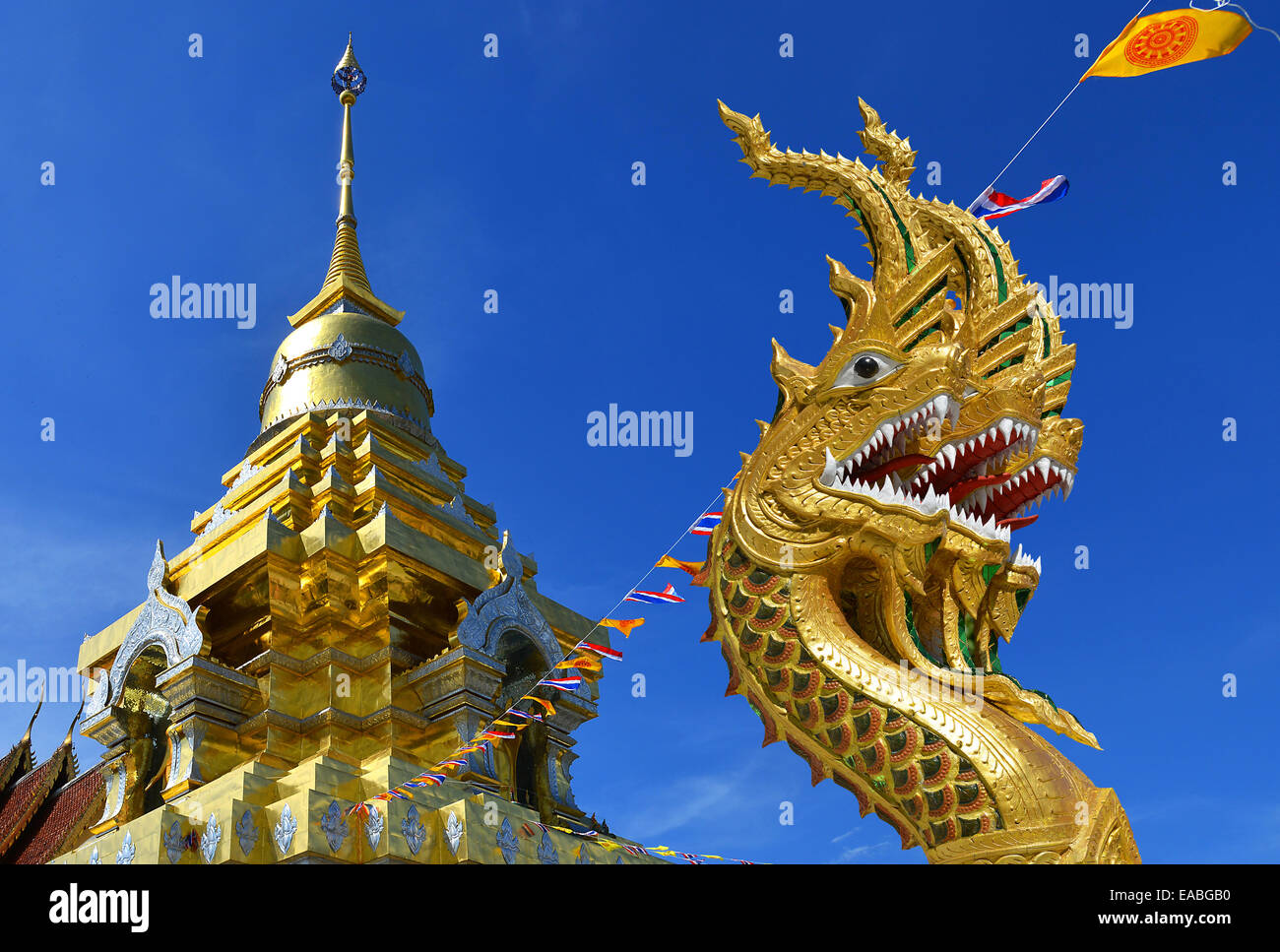 Chedi von Wat Prathat Doi Cham con Naga Snake Foto Stock