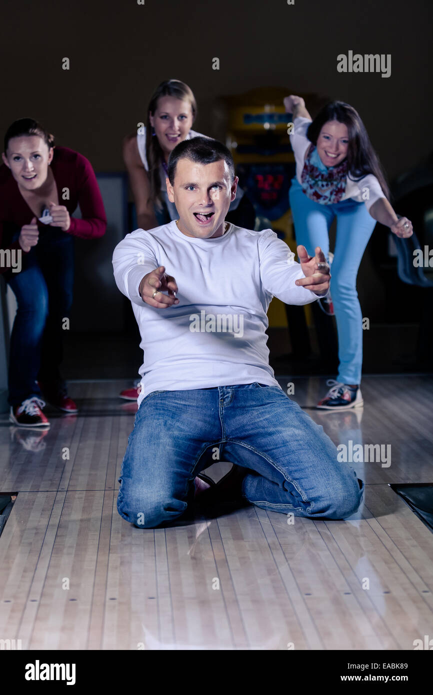 Un gruppo di giovani persone che giocano a bowling Foto Stock