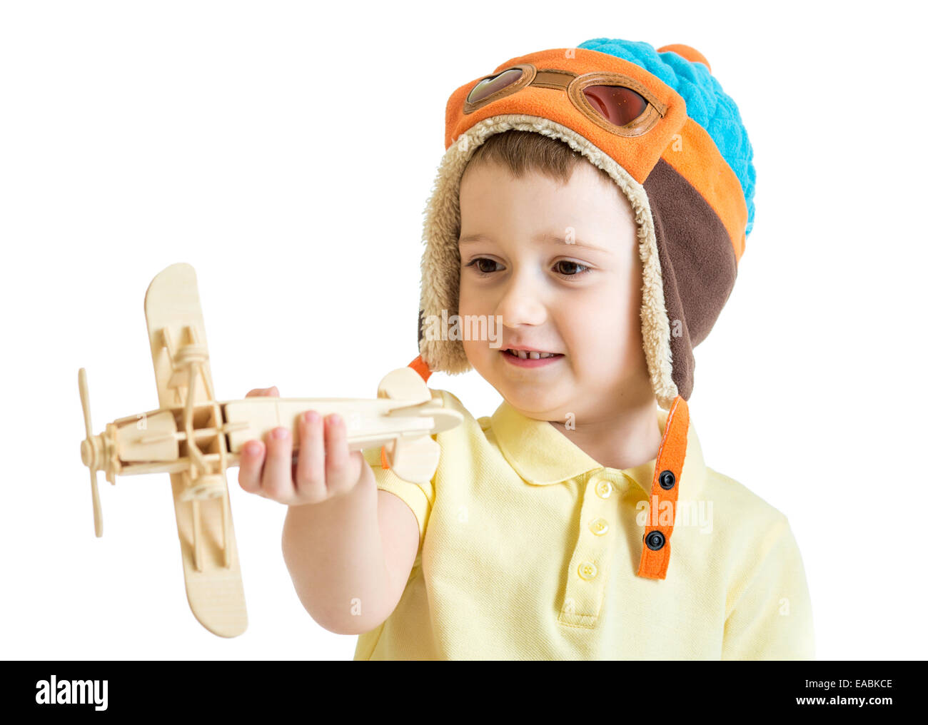 Happy Child boy vestito cappello pilota e giocare con airpla di legno Foto Stock