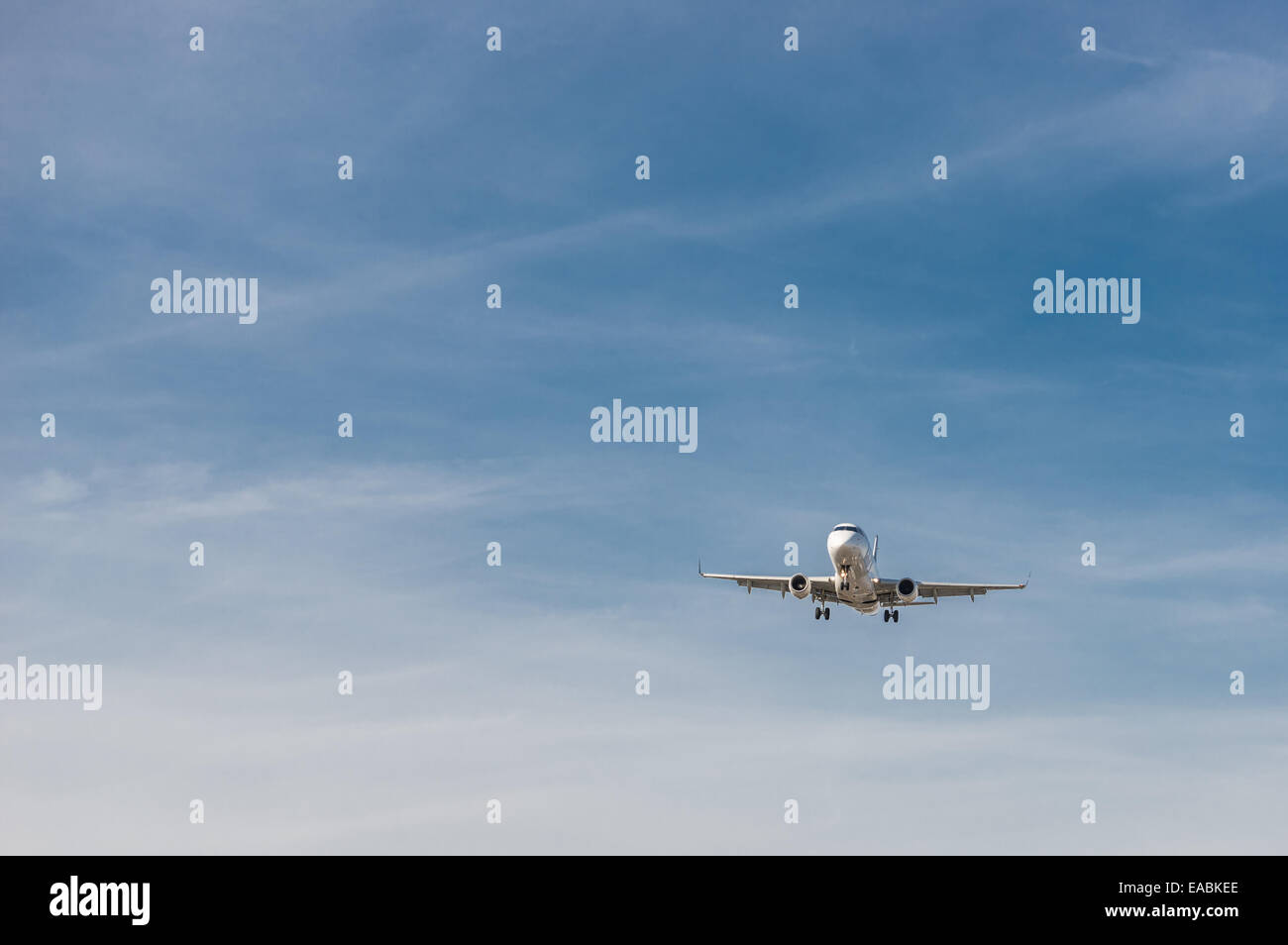 Le Linee Aeree Polacche LOT Embraer e approccio piano di sbarco di Chopin di Varsavia aeroporto (ex aeroporto Okecie) in Polonia Foto Stock