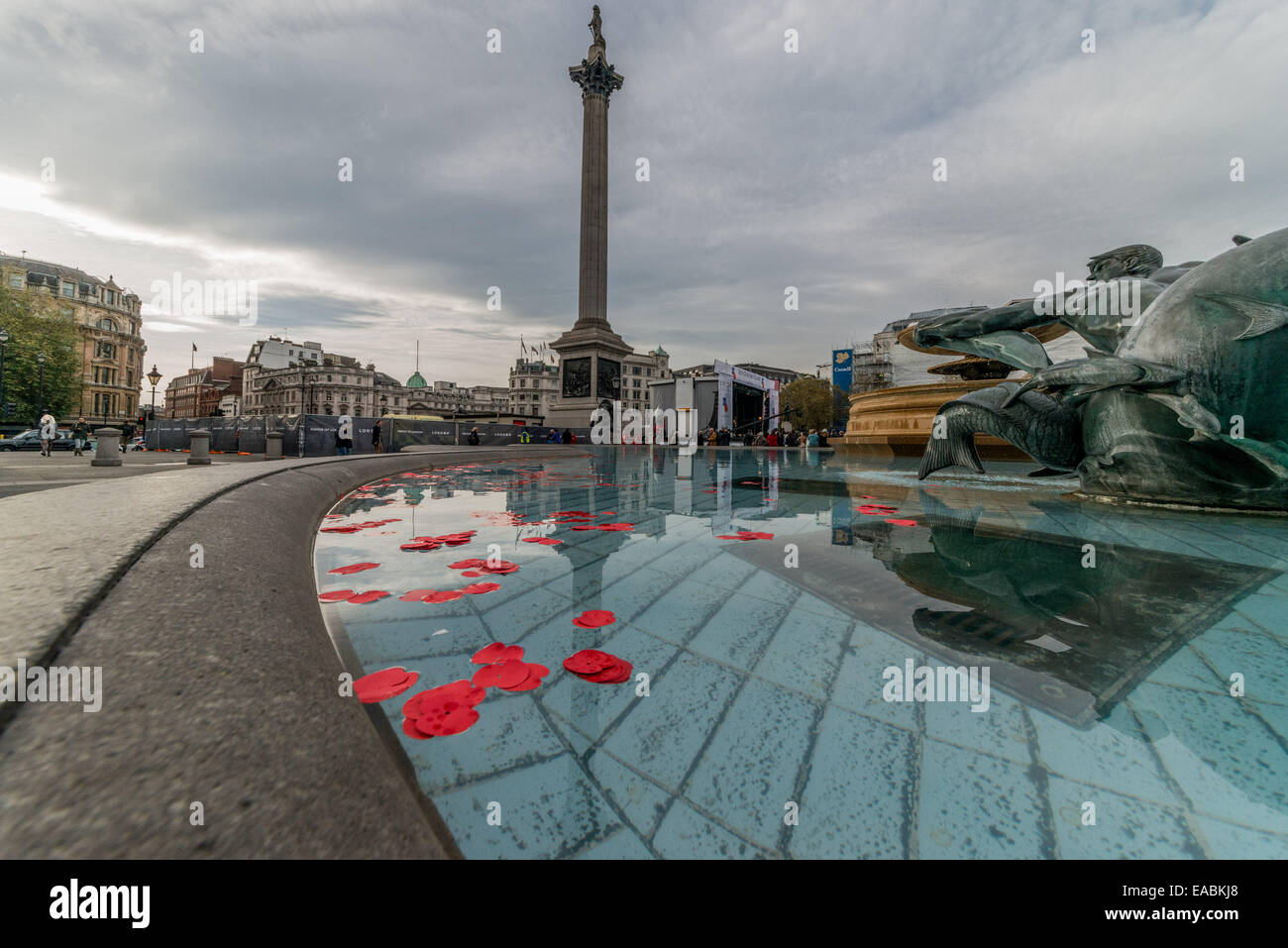 Trafalgar Square in silenzio per onorare i caduti sul il giorno dell'Armistizio Foto Stock