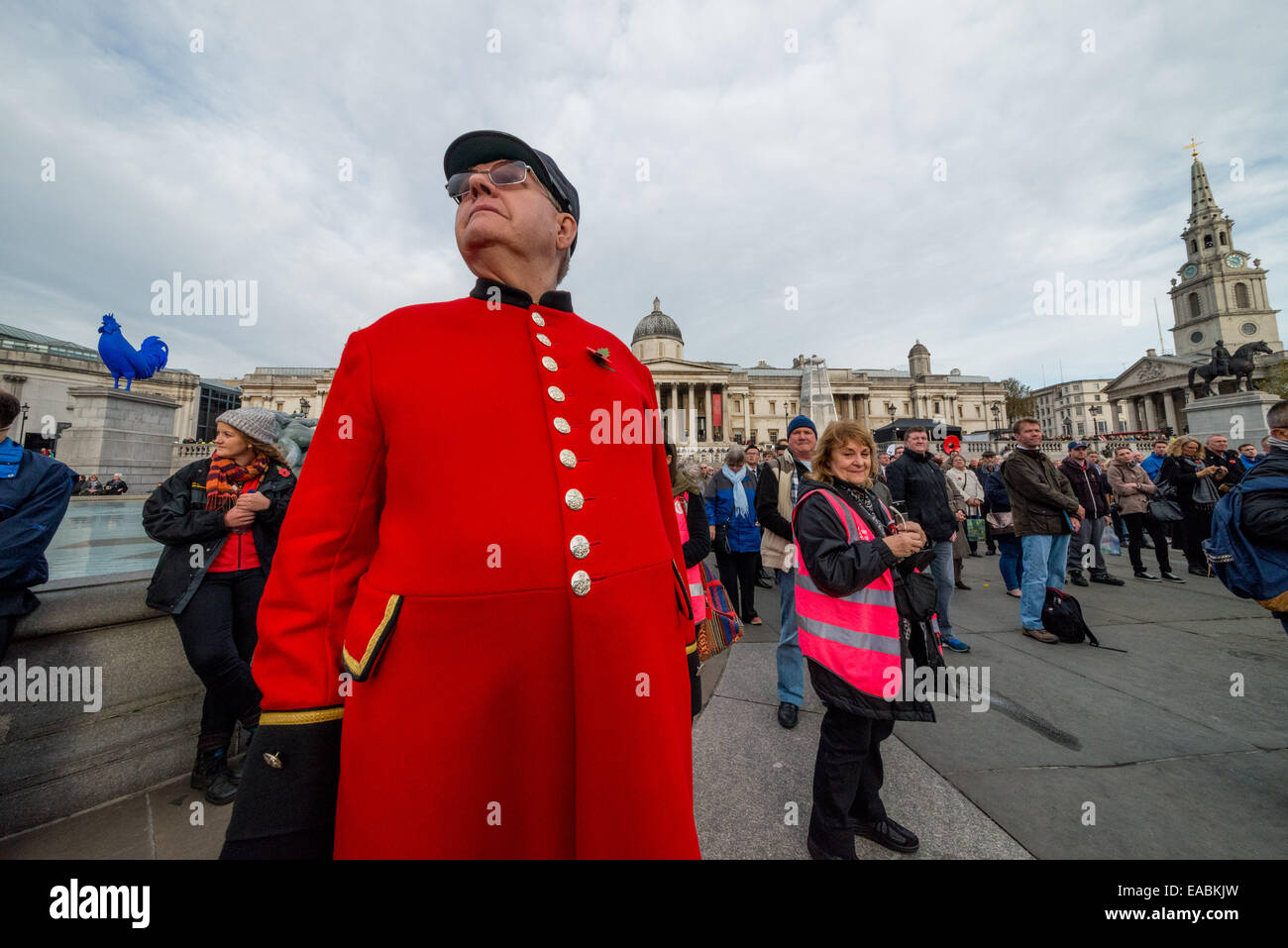 Trafalgar Square in silenzio per onorare i caduti sul il giorno dell'Armistizio Foto Stock