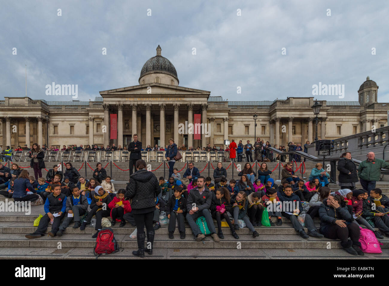 Trafalgar Square in silenzio per onorare i caduti sul il giorno dell'Armistizio Foto Stock