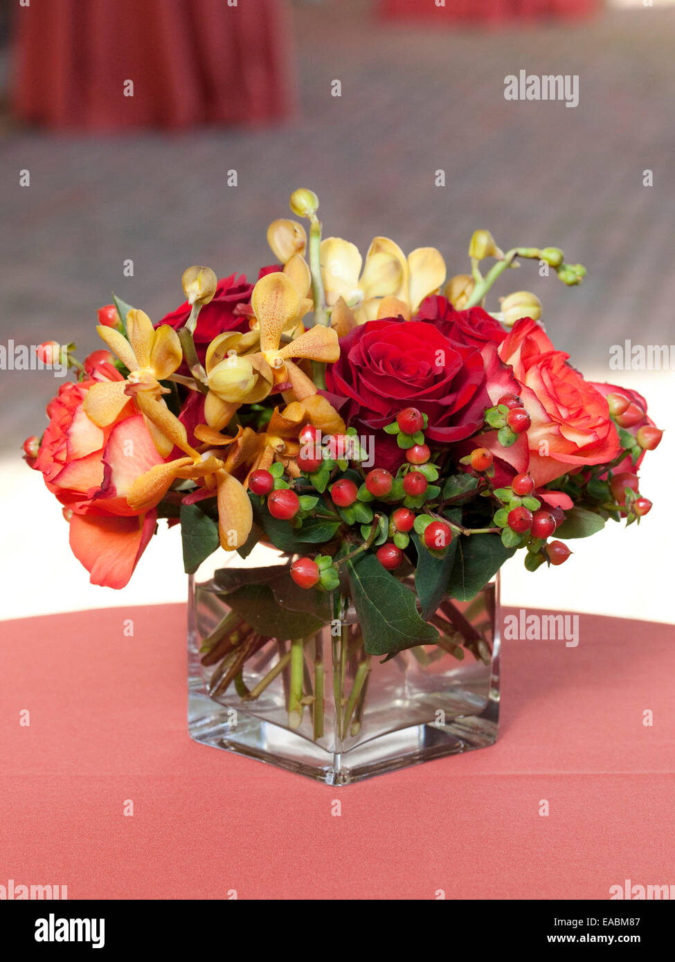 Vaso di fiori sul tavolo della reception Foto Stock