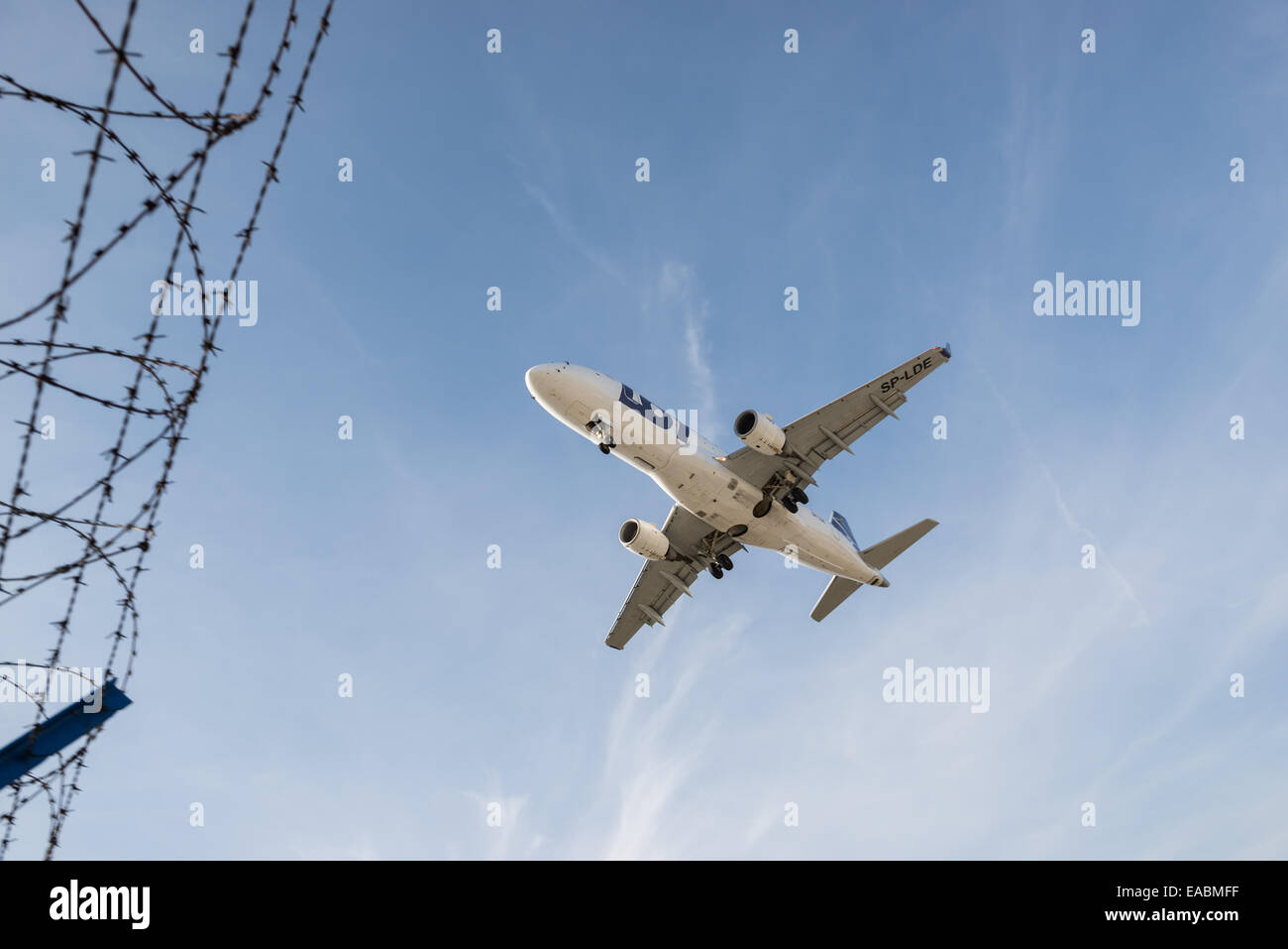 Le Linee Aeree Polacche LOT Embraer e approccio piano di sbarco di Chopin di Varsavia aeroporto (ex aeroporto Okecie) in Polonia Foto Stock