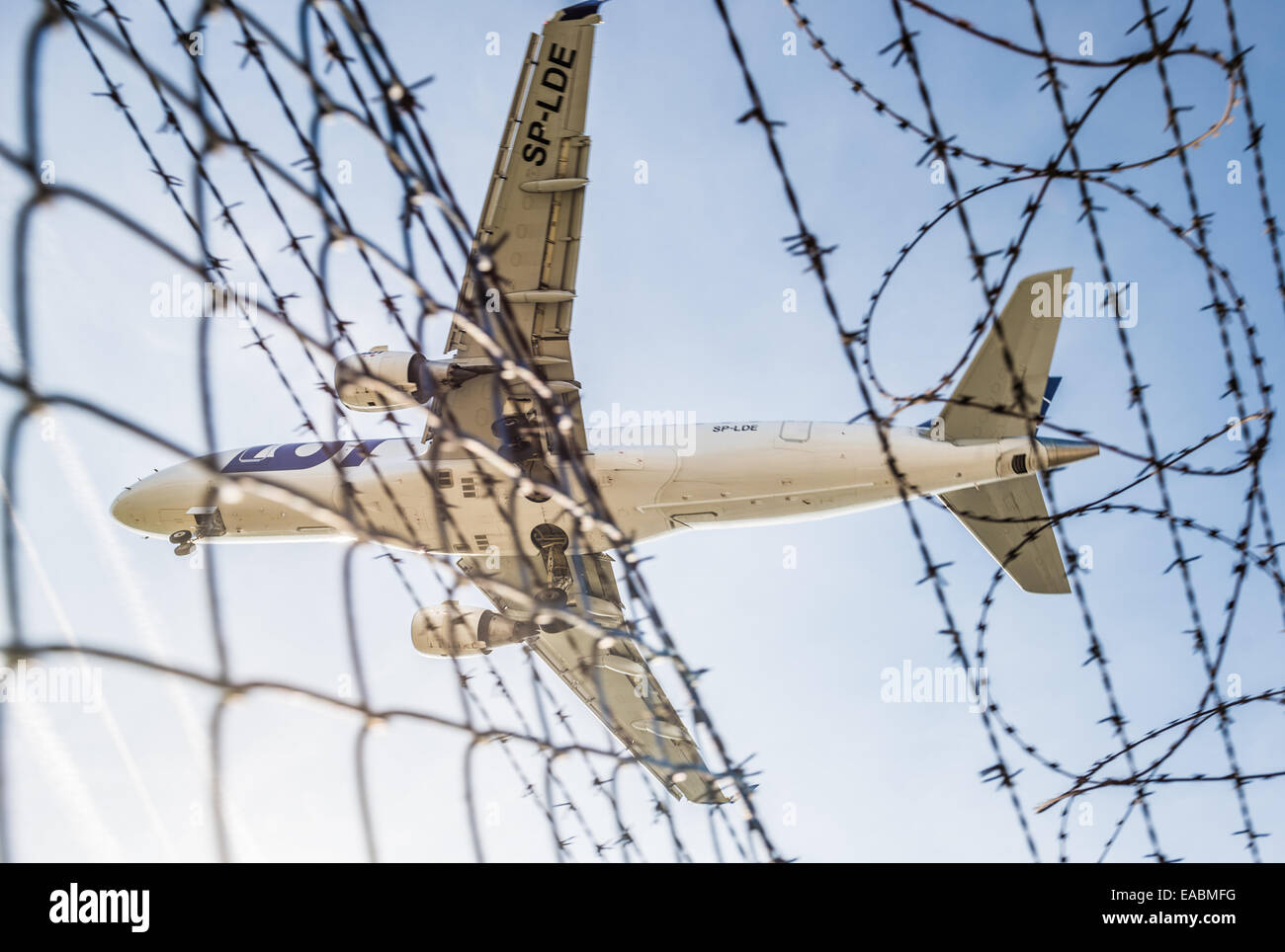 Le Linee Aeree Polacche LOT Embraer e approccio piano di sbarco di Chopin di Varsavia aeroporto (ex aeroporto Okecie) in Polonia Foto Stock
