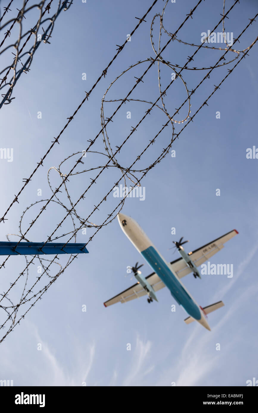 OE-LGB Frecce di Austrian Airlines Bombardier Dash 8 approccio piano di sbarco di Chopin di Varsavia aeroporto (ex aeroporto Okecie) in Polonia Foto Stock