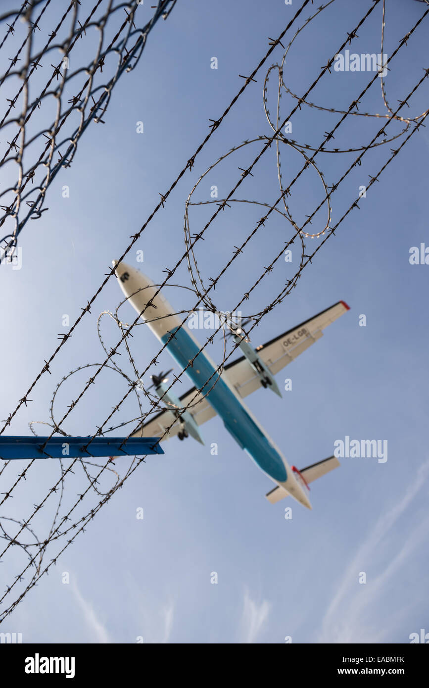 OE-LGB Frecce di Austrian Airlines Bombardier Dash 8 approccio piano di sbarco di Chopin di Varsavia aeroporto (ex aeroporto Okecie) in Polonia Foto Stock