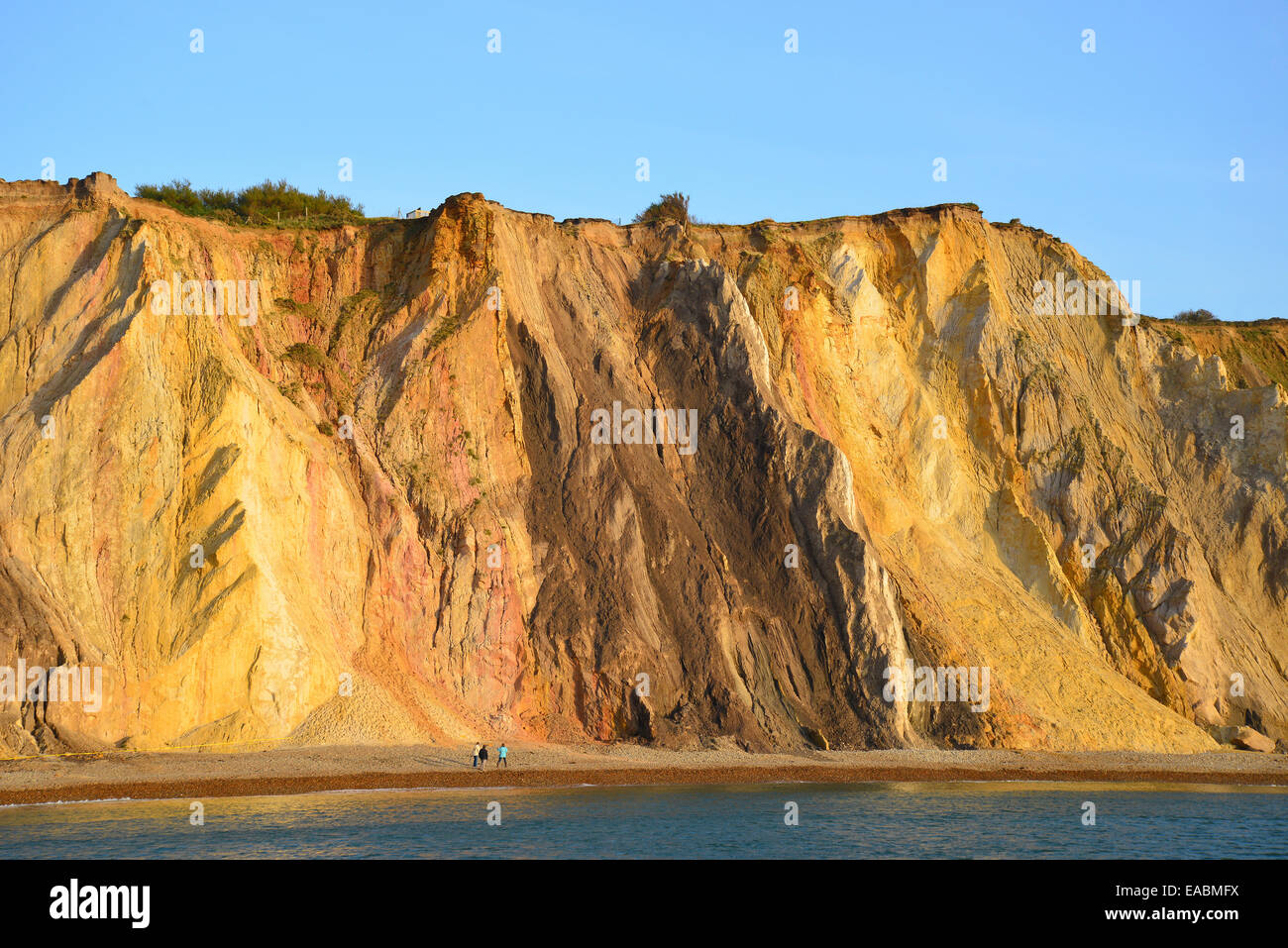 Multi-sabbia colorata cliffs, allume Bay, Isle of Wight, England, Regno Unito Foto Stock